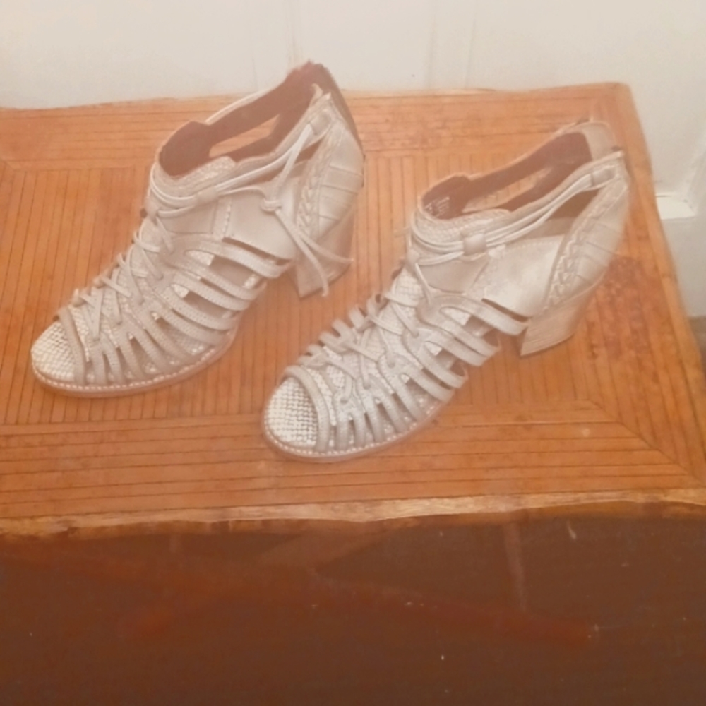 Handmade size 9 w a z z e e free birds brand new never worn